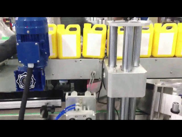Automātiska tīrītāja šķidruma pudeles marķēšanas mašīna