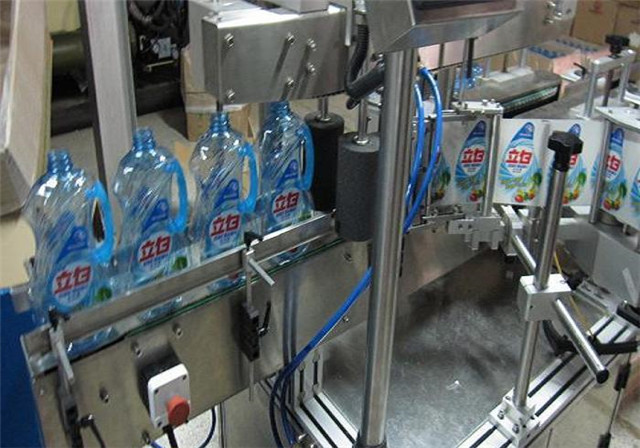 Automātiska divpusēja marķēšanas mašīna šampūnu losjonu pudelēm