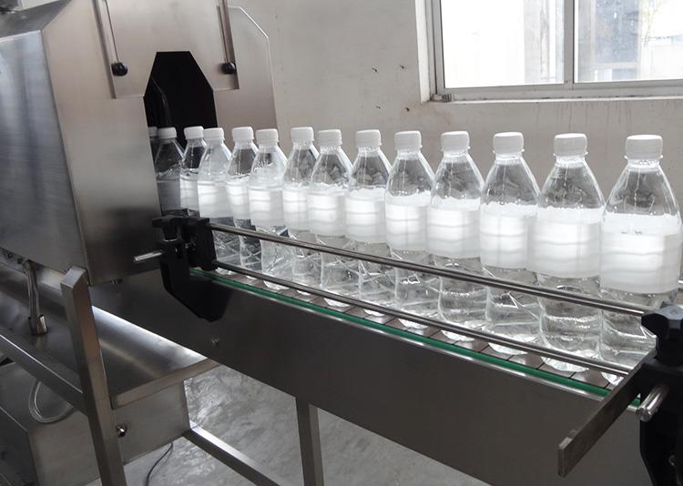 Automātiska PVC saraušanās uzmavu pudeles marķēšanas mašīna