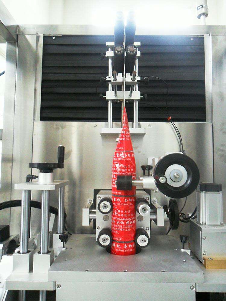 Automātiska plastmasas ūdens sulas pudeles siltuma saraušanās uzmavu marķēšanas mašīna